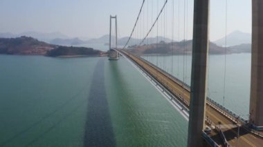 Asma köprünün denizi geçerken çekilmiş hava aracı görüntüleri. Güney Kore.