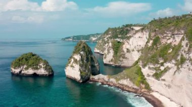 Endonezya, Bali 'deki Diamond Beach Nusa Penida' nın hava görüntüleri.