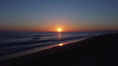 Albufeira, Algarve, Güney Portekiz 'deki Falesia Sahili' nde sakin bir gün batımı manzarası.