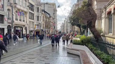 İstanbul, Türkiye 'de yoğun bir sokaktan geçen insanların 4K görüntüsü