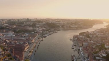 Porto Ribeira, Douro Nehri 'ndeki şehir silueti ve Portekiz' in Porto şehrindeki Dom Luis Köprüsü 'ndeki metro.