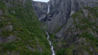 Ormanda akan güzel bir şelalenin insansız hava aracı görüntüsü
