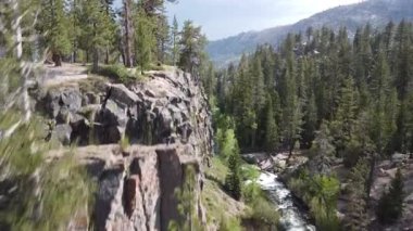 Orman dağlarının insansız hava aracı görüntüleri ve Mammoth Gölleri, Kaliforniya 'da bir nehir.