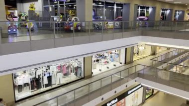 İstanbul, Türkiye, Yenibosna Star City 'de neredeyse boş bir alışveriş merkezi