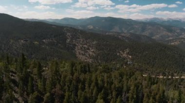 Yazın Colorado Rocky Dağları 'nın güzel bir hava manzarası