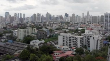 Bangkok, Tayland 'daki Ekkamai bölgesinin insansız hava aracı görüntüleri..