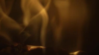 Siyah arkaplanda ağır çekimde sarı duman..