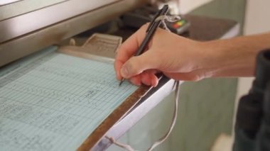 Parka girerken bir erkeğin tazminat formunu imzalarken çekilmiş yakın çekim görüntüleri.