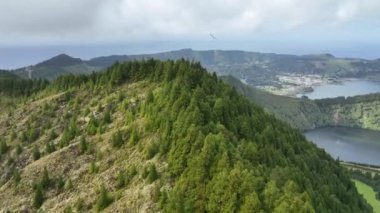 Portekiz, Azores 'deki Sao Miguel Adası' nın havadan görünüşü, DJI MAVIC 3 CINE ile çekilmiştir.