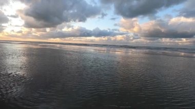 Koksijde, Belçika 'da gün batımında plaj.