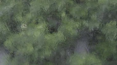 Bir evin penceresindeki yağmur damlaları