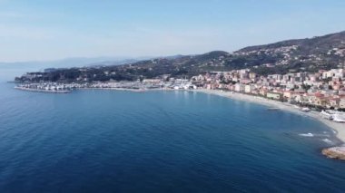 Renkli binaları ve tatil beldeleri olan Varazze Sahili 'nin havadan görünüşü, İtalya