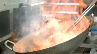 Bir Pan 'ın kızartma ile yakın çekim yavaş çekimi mutfaktaki bir Çin yemek tekniğidir.