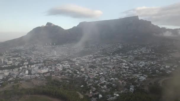 Arka Planda Sinyal Tepesi Olan Cape Town Insansız Hava Aracı — Stok video