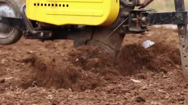 機械を用いて土地を耕す者の閉鎖 — ストック動画