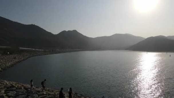 Dronebillede Gruppe Mennesker Der Står Ved Havet Tung Chung Bay – Stock-video