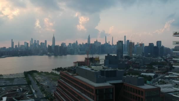 Een Langzame Luchtbeweging Rond Manhattan Park Met Wolkenkrabbers Gebouwen — Stockvideo
