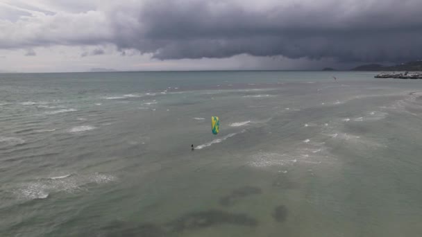 一段Hd无人机拍摄的风筝在波浪形海滩上冲浪的镜头 — 图库视频影像
