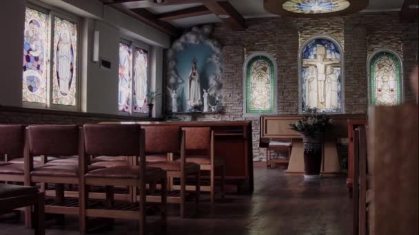 Nap Mozgásának Időkiesése Katolikus Templomban — Stock videók
