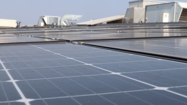 屋根の上に太陽電池パネルの束 生態学の概念 — ストック動画