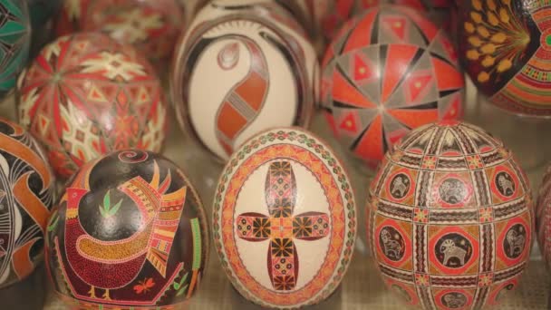 Κοντινό Πλάνο Από Συλλογή Των Παραδοσιακών Ουκρανικών Πασχαλινών Αυγών Πισάνκα — Αρχείο Βίντεο