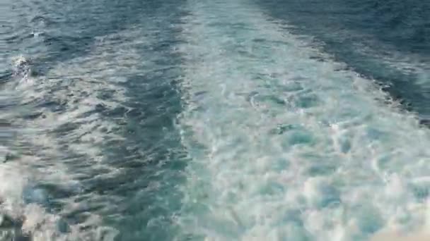 Gros Plan Des Vagues Ferry Sur Une Mer — Video