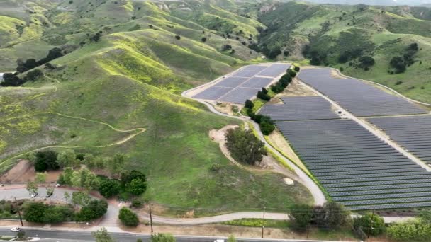 緑の丘に隠された太陽電池パネルのフィールド カラバサス — ストック動画