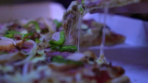 在街上吃饭用的肉和蔬菜披萨 — 图库视频影像