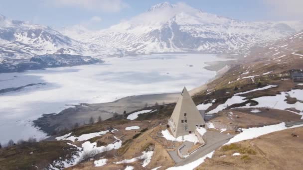 Een Antenne Uitzicht Een Bevroren Bergmeer Naast Een Kerk Omringd — Stockvideo