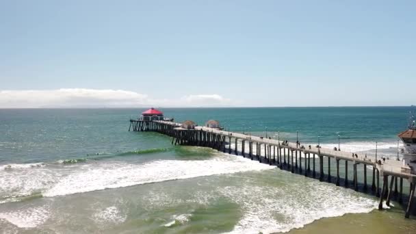 加利福尼亚太平洋边亨廷顿海滩码头的一个无人机镜头 — 图库视频影像