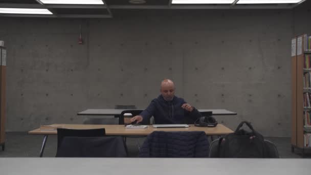 Homme Assis Dans Bibliothèque Toronto — Video