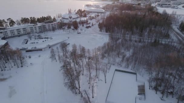 Flygdrönarfilm Från Vinterort Med Snötäckta Byggnader Och Träd Solnedgång — Stockvideo