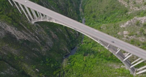 南非布劳克兰桥上空驾驶汽车的航拍镜头 — 图库视频影像