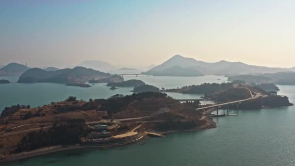 橋で結ばれた小さな島の美しい空中ドローン映像 — ストック動画