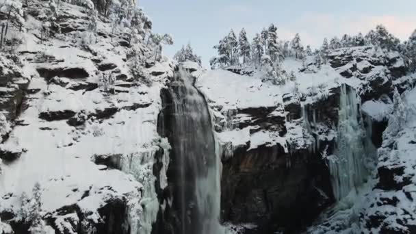 Uma Vista Alto Ângulo Uma Bela Cachoeira Que Flui Nas — Vídeo de Stock