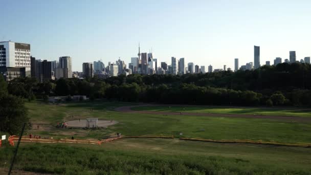 Вид Горизонт Торонто Ривердейл Парк Восток — стоковое видео