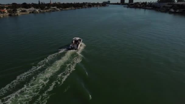 佛罗里达宝岛运河上一艘汽艇的航拍照片 — 图库视频影像