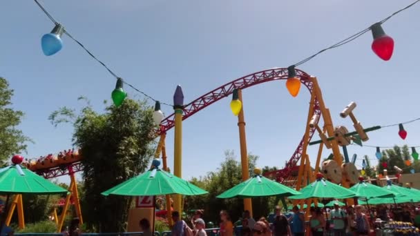 Een Opname Van Het Slinky Dog Toy Story Rollercoaster Walt — Stockvideo