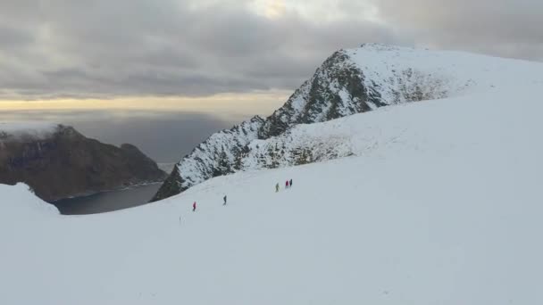 雪の山に登るハイカーのグループ — ストック動画