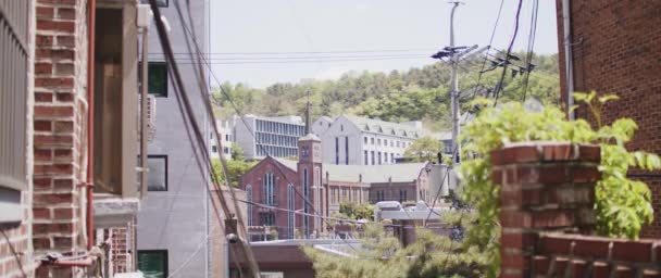 Pemandangan Indah Dari Halaman Belakang Rumah Dengan Dinding Bata Dan — Stok Video
