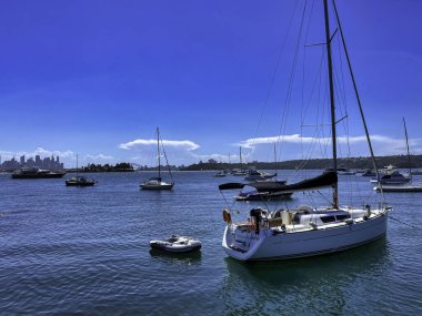 Güneşli bir sabahta güzel bir mavi deniz manzarası ve yatlar