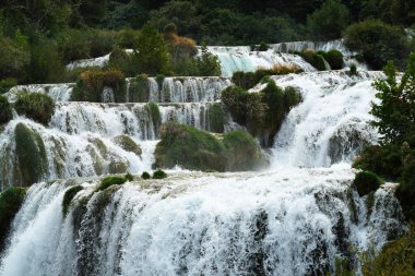 Gün ışığında bir şelalenin manzarası