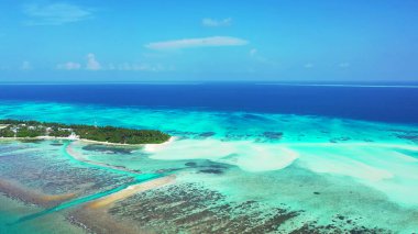 Maldivler 'de zümrüt suyla çevrili bir ada manzarası
