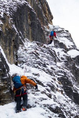 Kanada, Alberta 'daki Banff Ulusal Parkı' nda Bourgeau Dağı 'na tırmanan iki kişinin dikey çekimi.