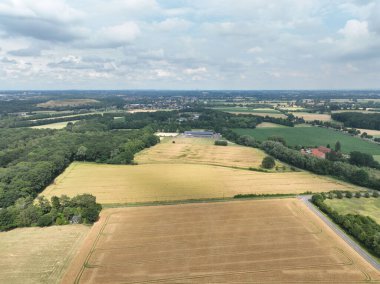 Manzaranın ortasındaki eski bir maden binasının havadan görünüşü.