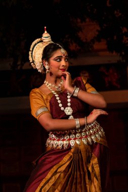 Hintli genç bir kadın sanatçının Pushkar Camel Panayırı 'nda Odissi dansı yaparken çekilmiş bir fotoğrafı.