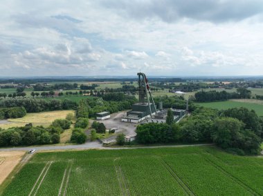 Manzaranın ortasındaki eski bir maden binasının havadan görünüşü.