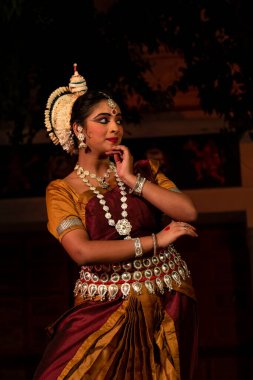Hintli genç bir kadın sanatçının Pushkar Camel Panayırı 'nda Odissi dansı yaparken çekilmiş bir fotoğrafı.