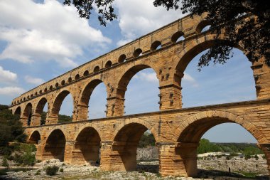 Gordon Nehri üzerindeki Pont du Gard Roma su kemeri Fransa 'da sık ağaçlarla çevrili.