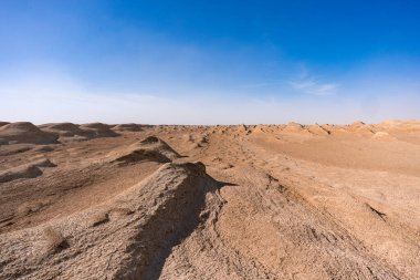 Güneşli bir günde kayalık oluşumların havadan görünüşü